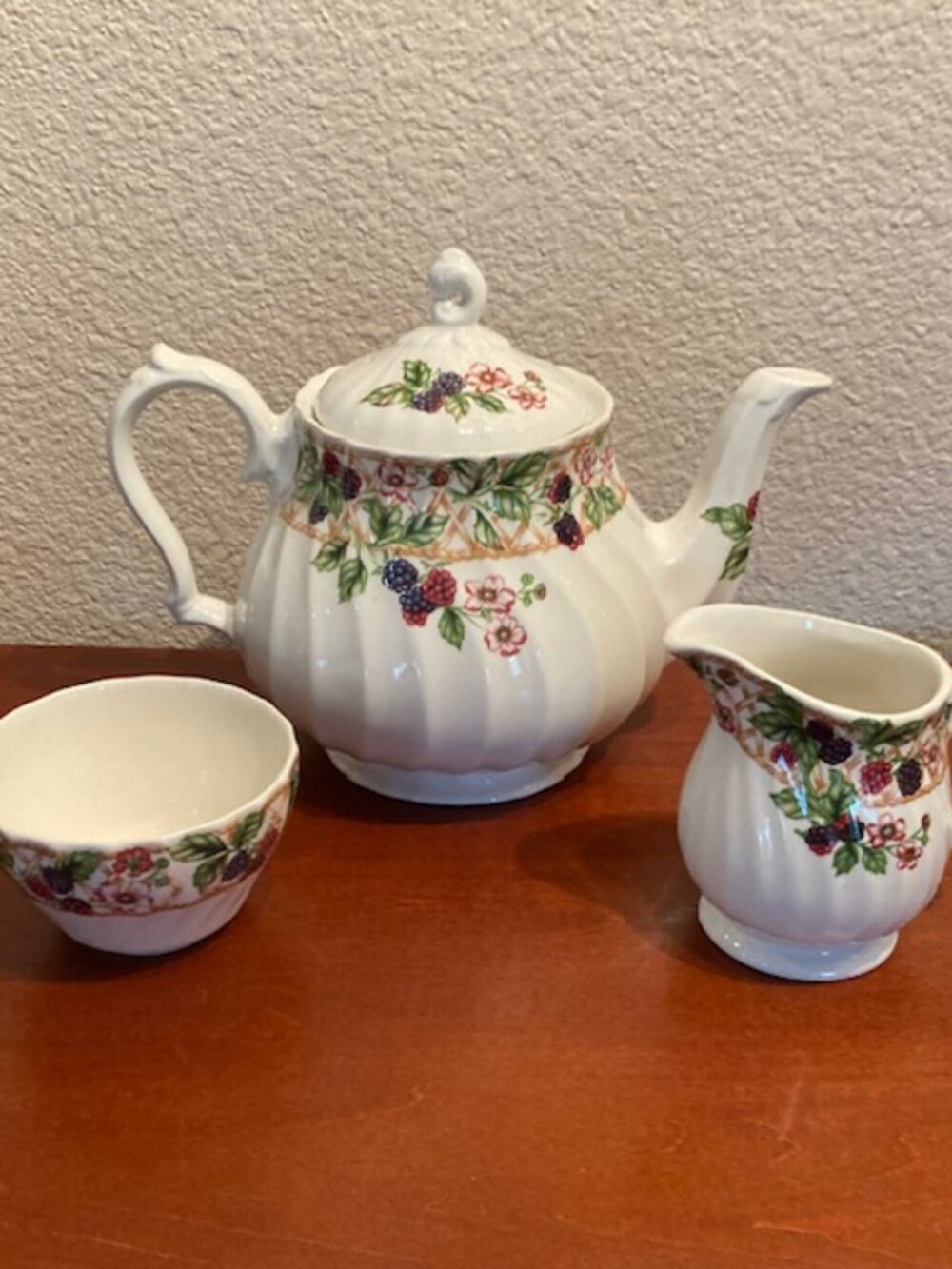 🍇 Churchill England “Blackberry Trellis” – Vintage Creamer, Sugar Bowl & Teapot